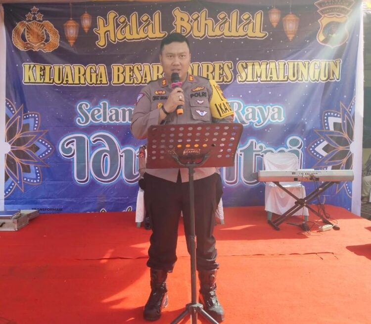 Kapolres Simalungun, AKBP Choky Sentosa Meliala saat memberi kata sambutan pada acara Halal bihalal yang digelar Polres Simalungun di Pematang Raya,Rabu (17/04/2024). (Nawasenanews/Ist).