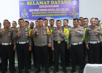 Kapolres Simalungun foto bersama personel Sat Lantas Polres Simalungun saat kunjungan kerjanya mengevaluasi kinerja tugas dan fungsi Satpas,Kamis (18/04/2024). (Nawasenanews/ Ist)