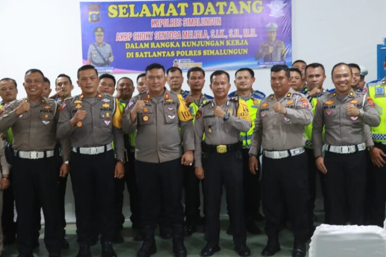 Kapolres Simalungun foto bersama personel Sat Lantas Polres Simalungun saat kunjungan kerjanya mengevaluasi kinerja tugas dan fungsi Satpas,Kamis (18/04/2024). (Nawasenanews/ Ist)