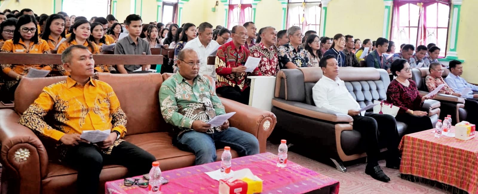 Bupati Simalungun dan istri saat mengikuti ibadah bersama dengan ASN di Gereja GKPS Raya.(Nawasenanews/ Ist)