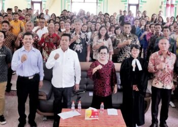 Bupati Simalungun beserta istri ikut beribadah bersama ASN yang dilaksanakan di Gereja GKPS Kampung Baru Sibongbong Dalig Raya Kecamatan Raya,Jumat (19/04/2024).(Nawasenanews/ Ist)