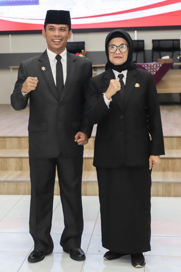 Wali Kota Pematangsiantar dr Susanti Dewayani SpA foto bersama Pj Sekda Junaedi Antonius Sitanggang usai pelantikan.( Nawasenanews/ Ist)