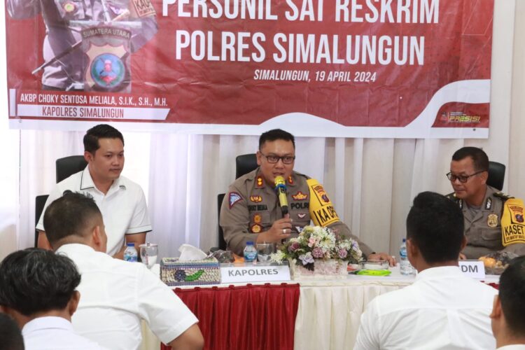 Kapolres Simalungun, AKBP Choky Sentosa Meliala saat memimpin kunjungan kerja di Kantor Sat Reskrim Polres Simalungun sebagai evaluasi peningkatan kinerja pada Jumat, (19/04/2024).(Nawasenanews/ Ist)