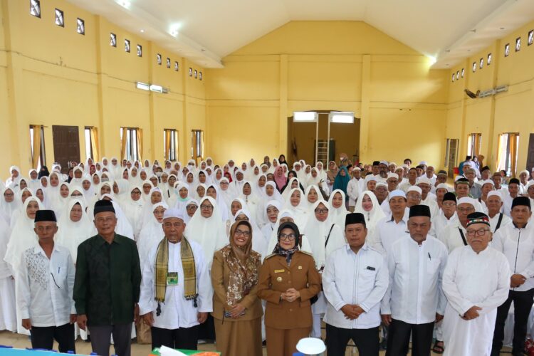 Wali Kota Pematangsiantar saat membuka Bimbingan Manasik Jamaah Calon Haji di lapangan Brimob Subden 2B.(Nawasenanews/ Ist)