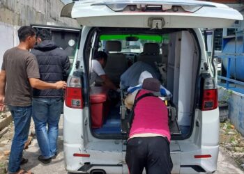 Jasad Tumpal Pardamean Bakkara (42) dimasukkan ke Ambulance setelah dievakuasi Polsek Parapat dari ladang kopi di Girsang Satu Kelurahan Girsang, Kecamatan Girsang Dipangan Bolon. ( Nawasenanews/ Ist)