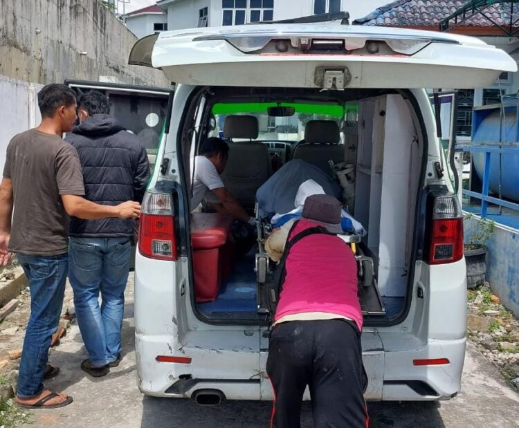 Jasad Tumpal Pardamean Bakkara (42) dimasukkan ke Ambulance setelah dievakuasi Polsek Parapat dari ladang kopi di Girsang Satu Kelurahan Girsang, Kecamatan Girsang Dipangan Bolon. ( Nawasenanews/ Ist)