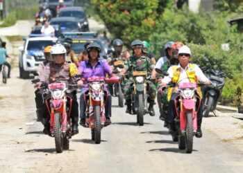 Bupati Simalungun bersama Forkopimda dengan menaiki sepeda motor trail saat kunjungan kerjanya meninjau pembangunan jalan penghubung dua kecamatan sepanjang 4,93 KM.(Nawasenanews/Ist)