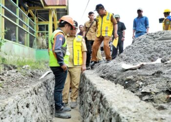 Bupati Simalungun dan Kadis PU Bina Marga turun ke parit yang sedang dibangun untuk mengecek progres peningkatan jalan di Dolok Silou yang diperkirakan akan selesai September 2024 denga biaya Rp25,3 M. (Nawasenanews.com/ Ist)