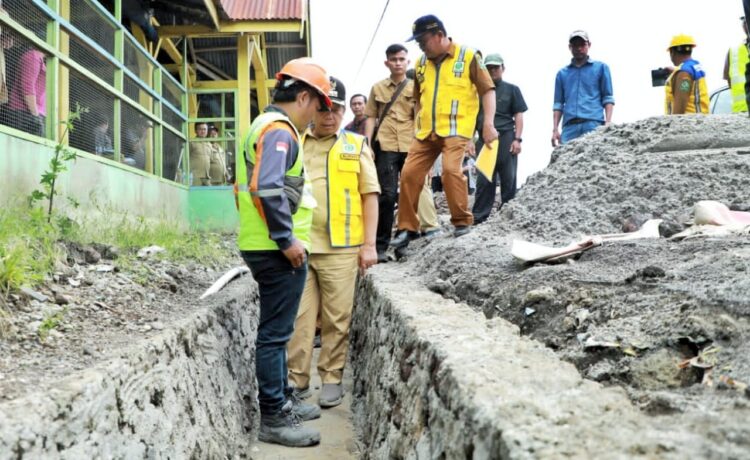 Bupati Simalungun dan Kadis PU Bina Marga turun ke parit yang sedang dibangun untuk mengecek progres peningkatan jalan di Dolok Silou yang diperkirakan akan selesai September 2024 denga biaya Rp25,3 M. (Nawasenanews.com/ Ist)