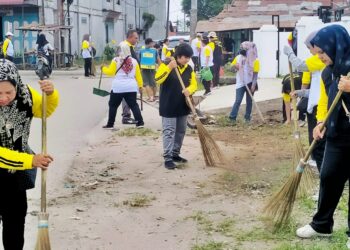 Para ASN dari Dinas Kominfo bergotong royong ( Marharoan bolon) membersihkan parit dan beram jalan untuk merayakan Paskah Oikumene di Perdagangan.( Nawasenanews/ Ist)