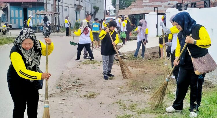 Para ASN dari Dinas Kominfo bergotong royong ( Marharoan bolon) membersihkan parit dan beram jalan untuk merayakan Paskah Oikumene di Perdagangan.( Nawasenanews/ Ist)