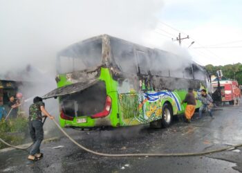 Bus Pariwisata yang membawa 42 pelajar dan 6 guru pendamping terbakar di Tiga Runggu saat hendak berwisata ke Berastagi.(Nawasenanews/ Ist)