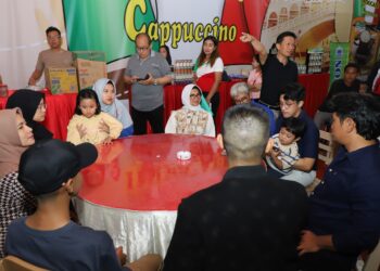 dr Susanti bersama keluarga singgah di stand Indocafe Cappucino untuk menikmati minuman yang telah disiapkan,saat acara pesta rakyat HUT Kota Pematangsiantar ke-153 (Nawasenanews/ Ist)