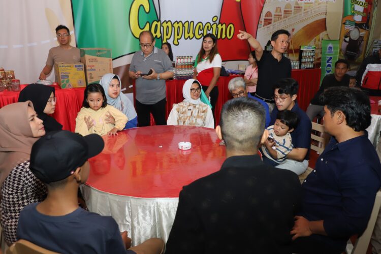 dr Susanti bersama keluarga singgah di stand Indocafe Cappucino untuk menikmati minuman yang telah disiapkan,saat acara pesta rakyat HUT Kota Pematangsiantar ke-153 (Nawasenanews/ Ist)