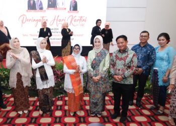 Wali Kota Pematangsiantar foto bersama Pj.Gubsu Hasanuddin dan istri pada peringatan Hari Kartini di Sibolangit.( Nawasenanews/ Ist)