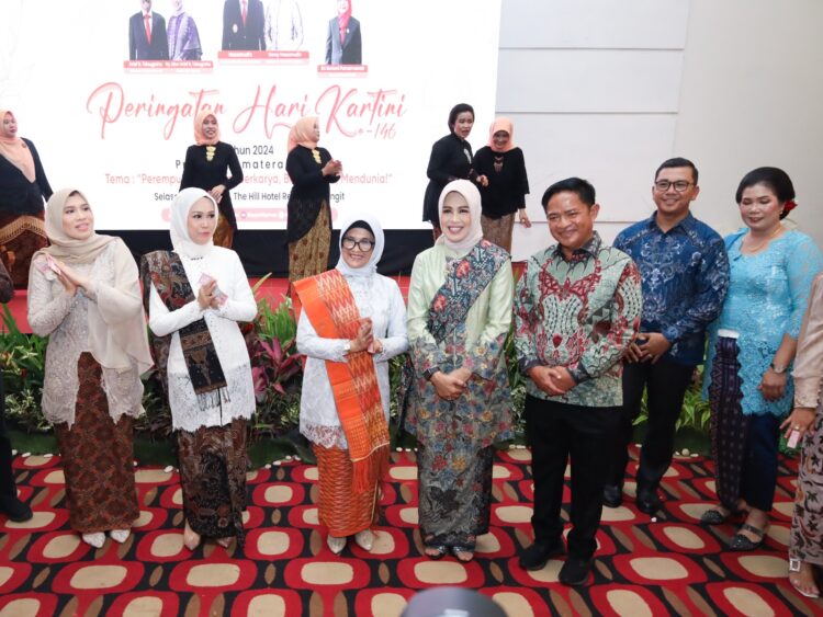 Wali Kota Pematangsiantar foto bersama Pj.Gubsu Hasanuddin dan istri pada peringatan Hari Kartini di Sibolangit.( Nawasenanews/ Ist)