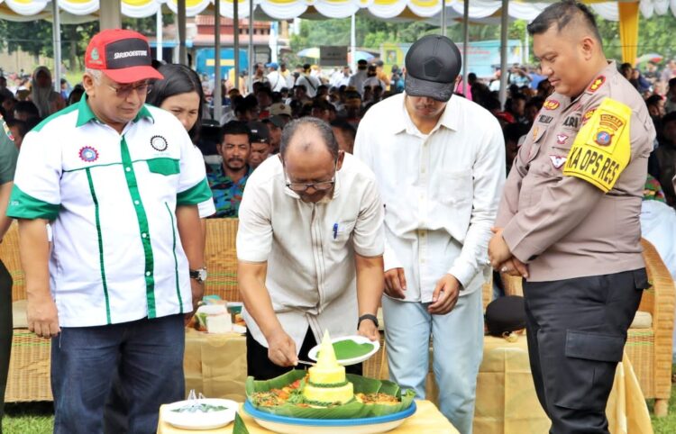 Wakil Bupati Simalungun didampingi Kapolres Simalungun dan Perwakilan Serikat Buruh SP- Bun memotong tumpeng pada acara peringatan Hari Buruh yang jatuh pada 1 Mei. ( Nawasenanews/ Ist)