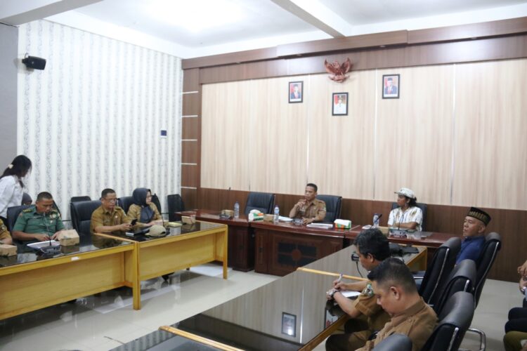 Sekda rapat bersama tim produksi film RKI Docs untuk persiapan produksi film Siantar Hotel Berdarah yang berlangsung di ruang rapat mini Bappeda, Senin (29/04/2024).(Nawasenanews/ Ist)