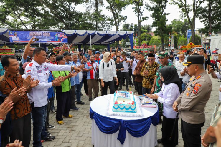 Wali Kota Pematangsiantar saat memotong kue tart pada acara peringatan Hari Buruh ( Mayday) yang dirayakan di Lapangan Adam Malik. ( Nawasenanews/ Ist)