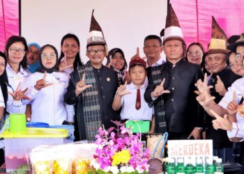 Wakil Bupati Simalungun,Sekda dan Kadis Pendidikan Sudiahman Saragih foto bersama para peserta upacara peringatan Hari Pendidikan Nasional di stand bazaar yang digelar sekolah- sekolah.( Nawasenanews/ Ist)