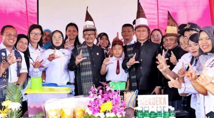 Wakil Bupati Simalungun,Sekda dan Kadis Pendidikan Sudiahman Saragih foto bersama para peserta upacara peringatan Hari Pendidikan Nasional di stand bazaar yang digelar sekolah- sekolah.( Nawasenanews/ Ist)