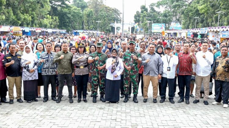 Wali Kota Foto bersama dengan Forkompinda serta para siswa dan para guru,dan organisasi PGRI pada acara Gebyar Hari Pendidikan Nasional di Lapangan Adam Malik.(Nawasenanews/ Ist)