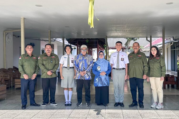 Wali Kota Pematangsiantar dan Ketua Dekranasda serta dari Kesbangpol foto bersama di rumah dinas pada pelepasan keberangkatan dua pelajar untuk seleksi Paskibraka Tingkat Provinsi Sumut dan Nasional.(Nawasenanews/ Ist)