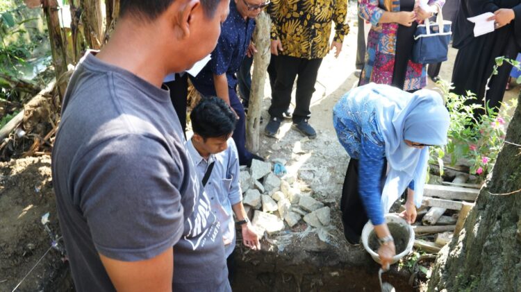 Wali Kota Pematangsiantar ikut meletakkan batu pertama pembangunan rumah dinas pendeta Gereja Mission Batak ( GMB) di Gurilla Sitalasari,Minggu 05/05/2024).
(Nawasenanews/Ist)