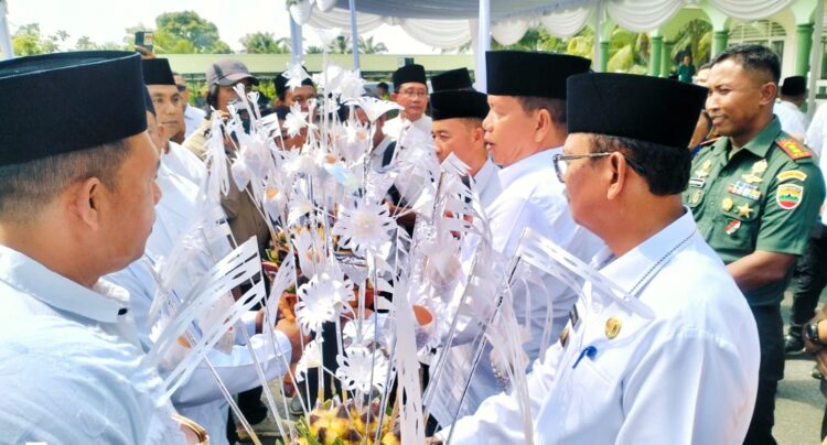 Penyerahan Balei dan bingkisan kepada jamaah secara simbolik, menandai acara tepung tawar haji oleh Pemkab Simalungun. ( Nawasenanews/Ist)