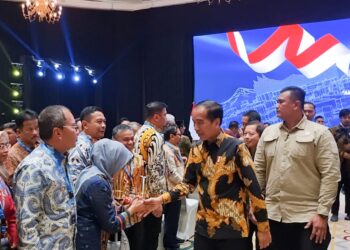 Wali Kota Pematangsiantar bersalaman dengan Presiden Jokowi di sela - sela acara Murenbangnas di Balai Sidang JCC,Jakarta.(Nawasenanews/ Ist)