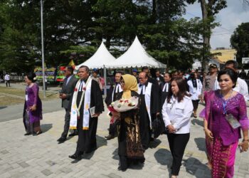 Wali Kota Pematangsiantar ikut prosesi dengan para pendeta memasuki Lapangan Adam Malik tempat acara Paskah Oikumene berlangsung,Rabu (08/05/2024). ( Nawasenanews/ Ist)