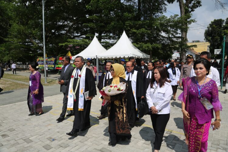 Wali Kota Pematangsiantar ikut prosesi dengan para pendeta memasuki Lapangan Adam Malik tempat acara Paskah Oikumene berlangsung,Rabu (08/05/2024). ( Nawasenanews/ Ist)