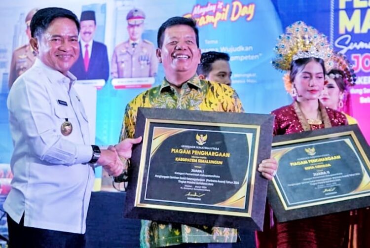 Bupati Simalungun menerima Paritrana Award dari Pemprov Sumut yang diserahkan Pj.Gubsu Hasannuddin.(Nawasenanews/Ist)