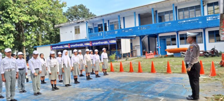 Sat Lantas Polres Simalungun saat mengadakan kegiatan Pelatihan dan Pembinaan Patroli Keamanan Sekolah (PKS) pada Jumat, (10/05/2024). ( Nawasenanews/ Ist)