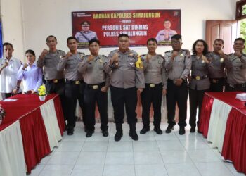 Kapolres Simalungun foto bersama para personel Sat Binmas usai memberikan arahan.( Nawasenanews/ Ist)