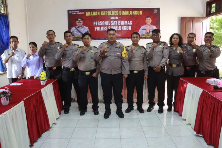 Kapolres Simalungun foto bersama para personel Sat Binmas usai memberikan arahan.( Nawasenanews/ Ist)