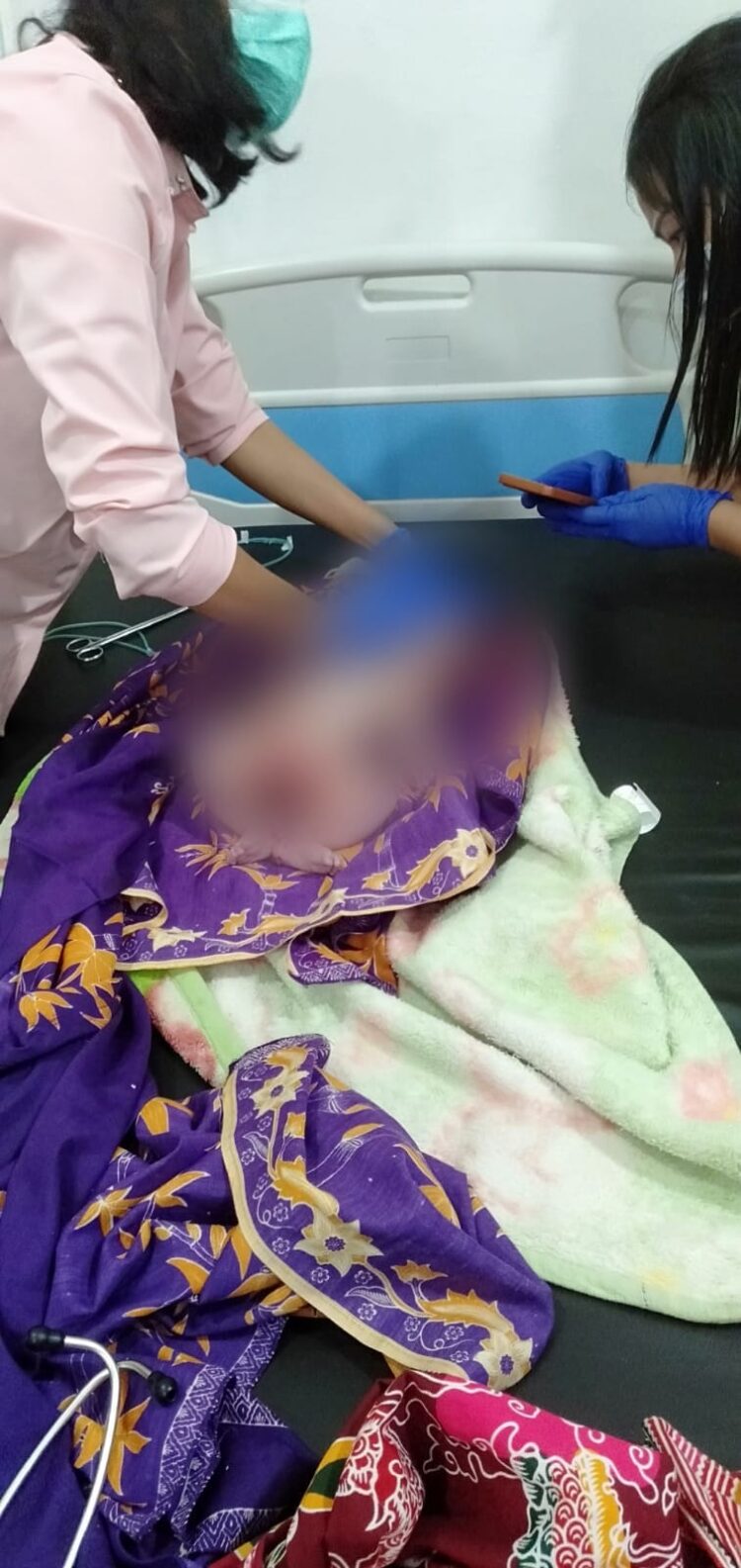 Bayi yang ditemukan di Kebun Sidamanik saat dievakuasi ke RSU Parapat,dan akhirnya tidak tertolong dan dinyatakan meninggal dunia. ( Nawasenanews/ Ist)