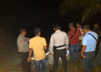 Personel Polsek Perdagangan saat mengevakuasi dan menyelidiki lokasi TKP meninggalnya Purnawirawan TNI yang meninggal dunia di Pemandian Wisata Alam Indah. ( Nawasenanews/Ist)