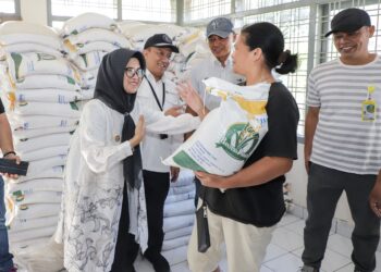 Wali Kota saat monitoring penyaluran / pembagian Bantuan Pangan dari Program cadangan beras pemerintah untuk masyarakat kurang mampu di Kantor Pos Martoba.(Nawasenanews/ Ist)