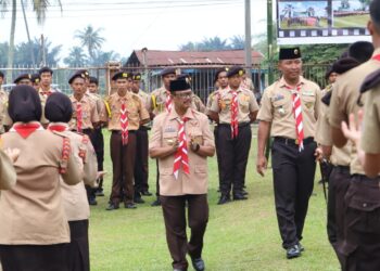 Wakil Bupati Simalungun selaku Ketua Kwartir Cabang Pramuka Kabupaten Simalungun dengan Dandim 0207/ SML selaku Ketua Majelis Pembina Pramuka SWK saat memeriksa barisan para anggota Pramuka, pada acara pembukaan Kegiatan Pembinaan Pramuka Saka Wira Kartika Kodim 0207/ SML di Pusdiklatcab, Sabtu (18/05/2024).(Nawasenanews/ Ist)