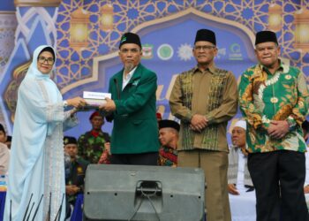 dr Susanti saat menyerahkan cenderamata kepada Ketua PD Aljamiyatul Washliyah Pematangsiantar M Ishak Hutasuhut di acara Tabligh Akbar bersama 3 Ormas Islam besar di Pematangsiantar. ( Nawasenanews/ Ist)