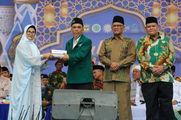 dr Susanti saat menyerahkan cenderamata kepada Ketua PD Aljamiyatul Washliyah Pematangsiantar M Ishak Hutasuhut di acara Tabligh Akbar bersama 3 Ormas Islam besar di Pematangsiantar. ( Nawasenanews/ Ist)