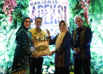 dr Susanti dan Erizal Ginting bertukar cenderamata dengan Rahmad Mas'ud didampingi istri.( Nawasenanews/ Ist)