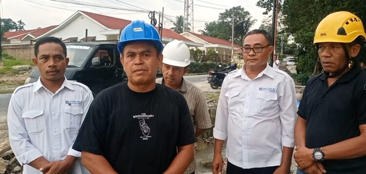 Kabag Transmisi Distribusi PDAM Tuirta Uli saat memberikan keterangan pers atas dipadamkannya aliran air yang berdampak pada sebagian pelanggan PDAM Tirta Uli di sejumlah kecamatan di Kota Pematangsiantar.(Nawasenanews/ Ist)