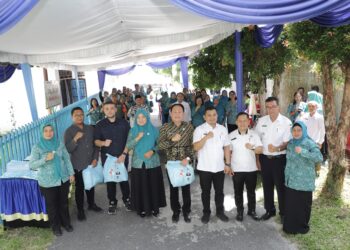 Ketua TP PKK bersama pengurus Pokja TP PKK Kelurahan Bukit Sofa foto bersama dengan Ketua Tim Penilai yang juga Sekretaris I TP PKK Sumut Riza Pahlevi Lubis bersama Budi Prayogi serta Darmawansyah dari Dinas Pemberdayaan Masyarakat dan Desa (PMD) Sumut.( Nawasenanews/ Ist)