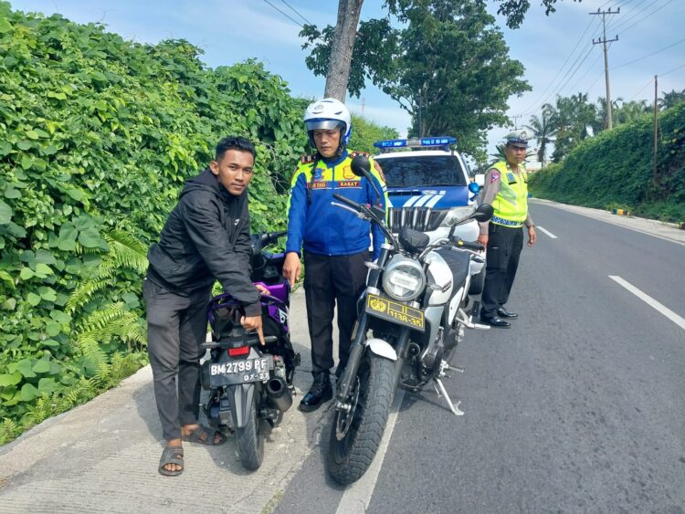 Sat Lantas Polres Simalungun menahan kendaraan yang kedapatan menggunakan knalpot brong pada patroli Hunting System di jalan raya,Jumat ( 07/06/2024). ( Nawasenanews/ Ist)