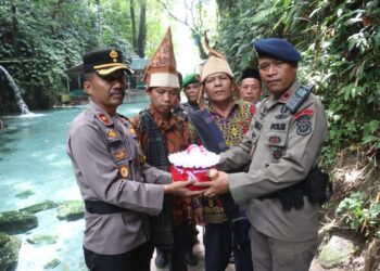 Wakapolres Simalungun, Kompol Hendrik Situmorang, M.M., bersama Danyon A Plopor Sat Brimob Polda Sumut, Kompol Zainal Muklisin, memimpin prosesi pengambilan air suci dalam rangka menyambut Hari Bhayangkara ke-78.( Nawasenanews/ Ist)