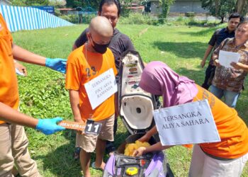 Sejoli yang terlibat dalam pembunuhan bayinya sendiri saat melakukan reka ulang adegan ke XI pada rekonstruksi yang dipimpin KBO Reskrim Polres Simalungun,Jumat ( 07/06/2024). (Nawasenanews/ Ist)