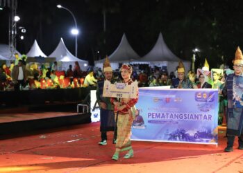 Dipimpin Wali kota, kontingen Pemerintah Kota (Pemko) Pematangsiantar mengisi acara di Karnaval Budaya Nusantara, pada rangkaian pelaksanaan Rapat Kerja Nasional (Rakernas) Asosiasi Pemerintah Kota Seluruh Indonesia (APEKSI) XVII, di Balikpapan Sport and Convention Center (BSCC) Dome, Kota Balikpapan, Provinsi Kalimantan Timur (Kaltim), Kamis (05/06/2024) malam. ( Nawasenanews/ Ist)