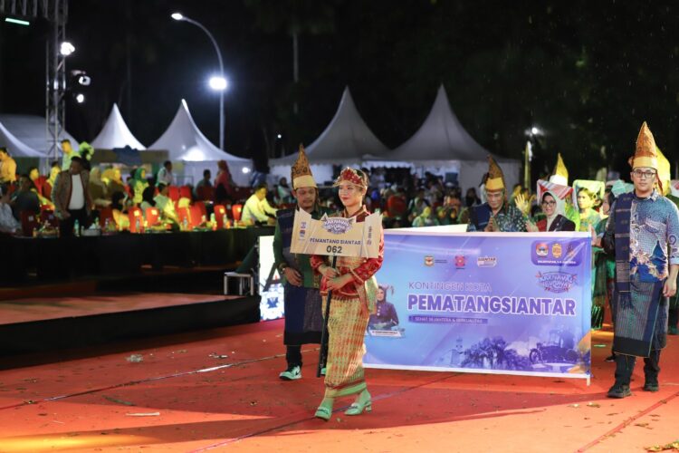 Dipimpin Wali kota, kontingen Pemerintah Kota (Pemko) Pematangsiantar mengisi acara di Karnaval Budaya Nusantara, pada rangkaian pelaksanaan Rapat Kerja Nasional (Rakernas) Asosiasi Pemerintah Kota Seluruh Indonesia (APEKSI) XVII, di Balikpapan Sport and Convention Center (BSCC) Dome, Kota Balikpapan, Provinsi Kalimantan Timur (Kaltim), Kamis (05/06/2024) malam. ( Nawasenanews/ Ist)